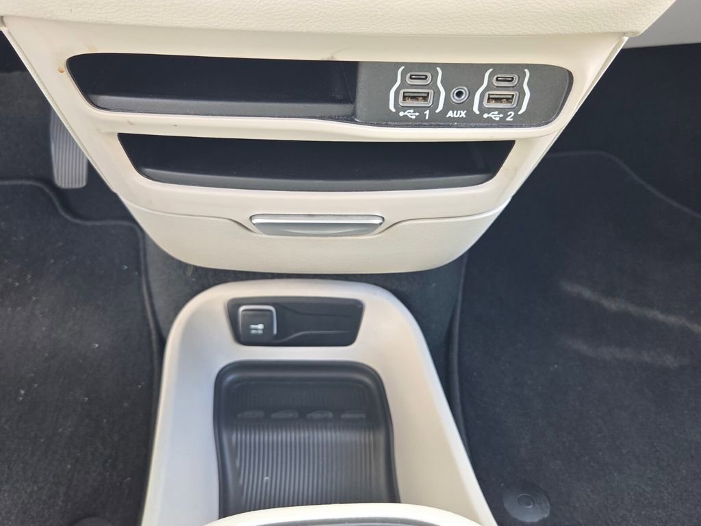 Used 2024 Chrysler Pacifica Touring-L FWD image 20