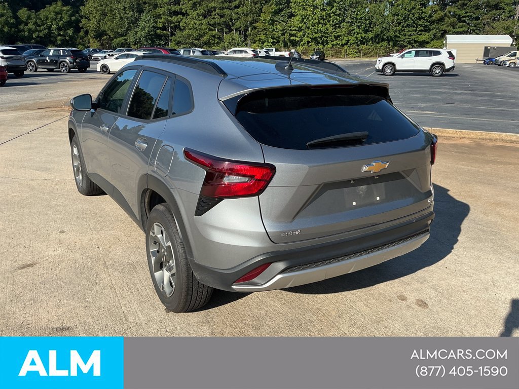 Used 2025 Chevrolet Trax LT FWD image 3
