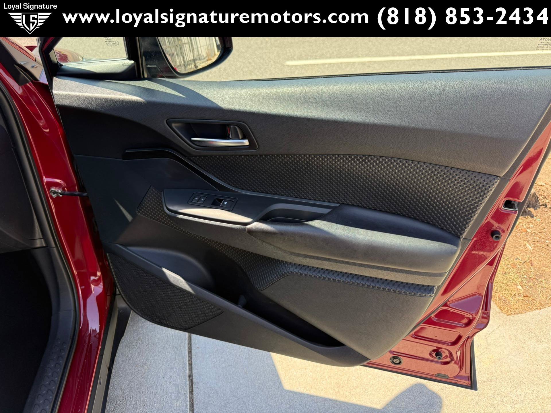 Used 2018 Toyota C-HR XLE FWD image 29