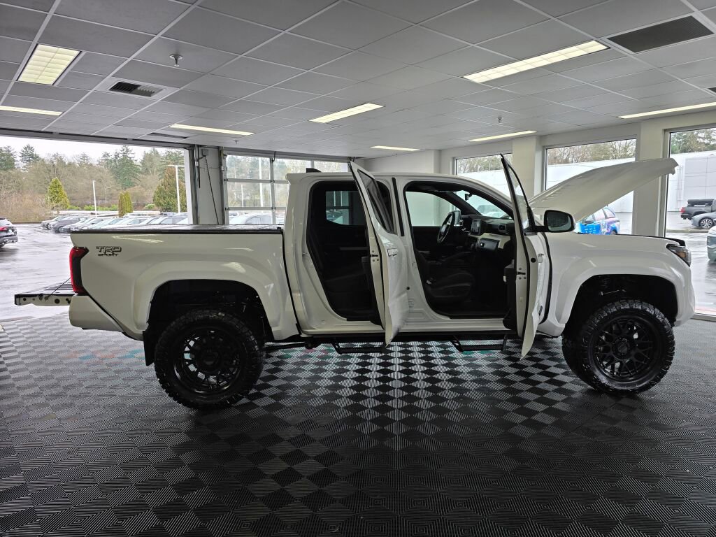 Used 2024 Toyota Tacoma TRD Sport w/ TRD Sport Upgrade Package image 18