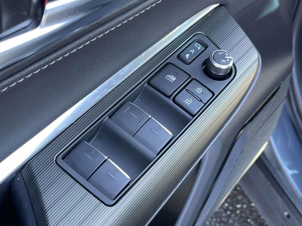 Used 2023 Toyota Venza XLE image 17