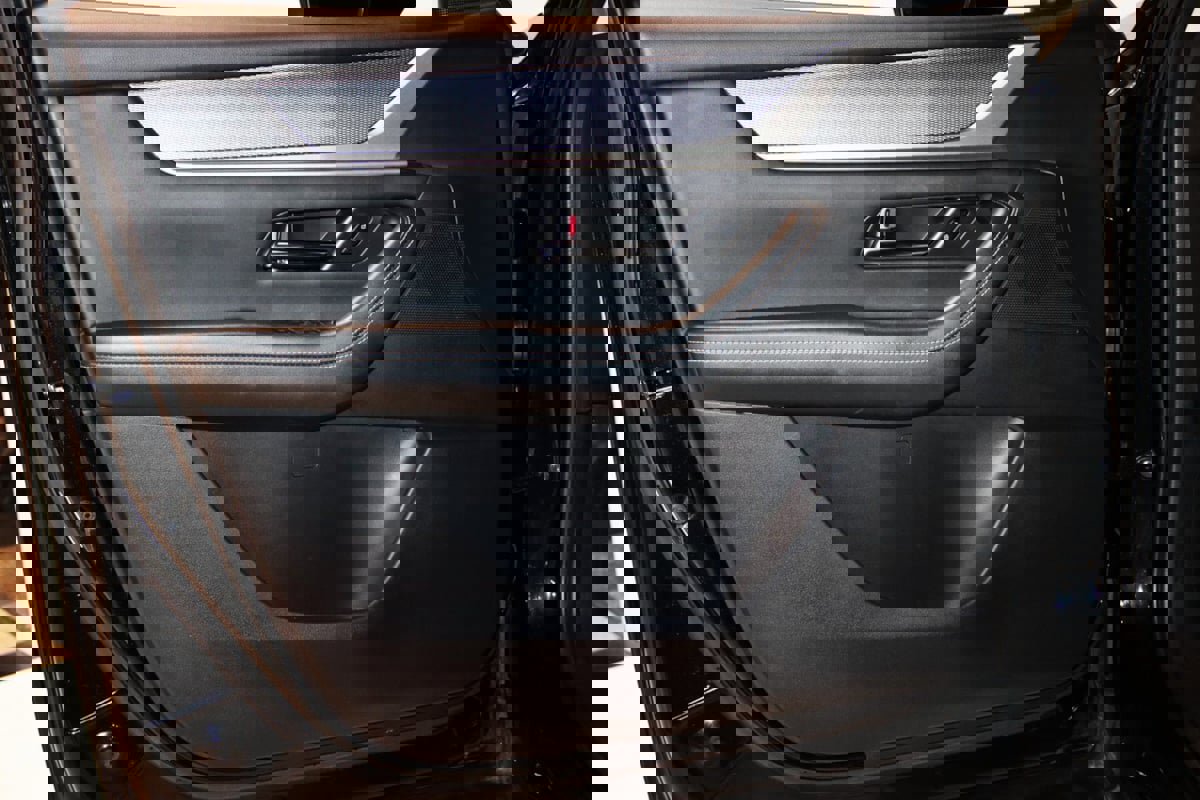 Used 2025 MAZDA CX-70 Plug-In Hybrid w/ Premium Pkg image 31