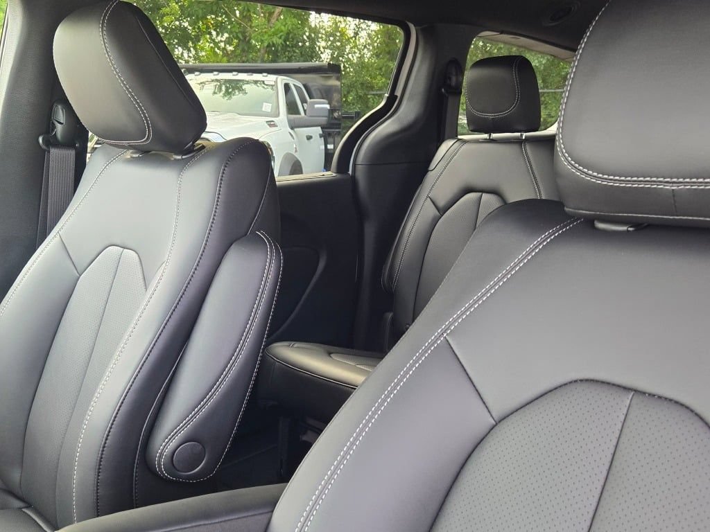 New 2027 Chrysler Pacifica Select AWD/4WD image 24