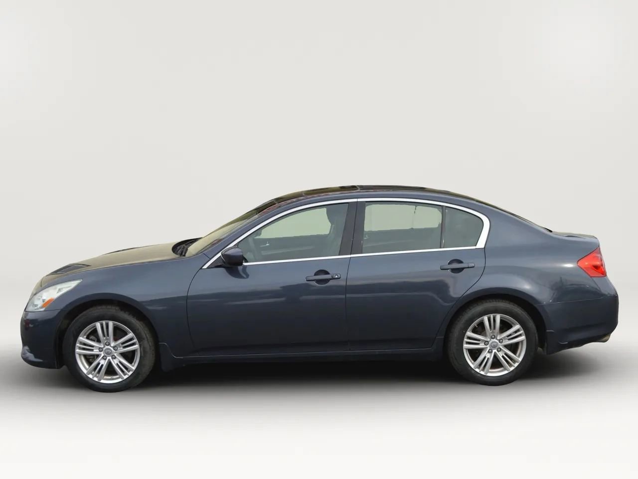 Used 2011 INFINITI G37 x Sedan w/ Premium Pkg image 2