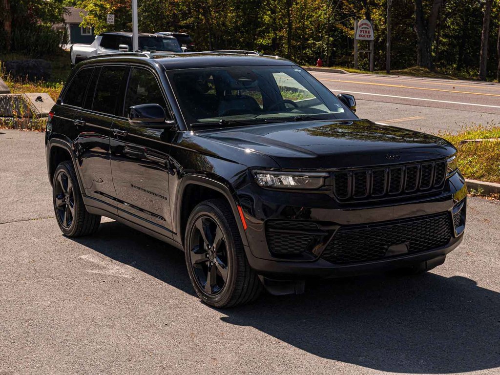 Used 2023 Jeep Grand Cherokee Altitude image 3