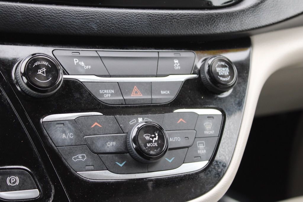 Used 2017 Chrysler Pacifica Touring-L image 43