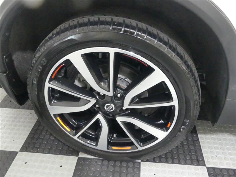 Used 2018 Nissan Rogue SL w/ Premium Package image 16