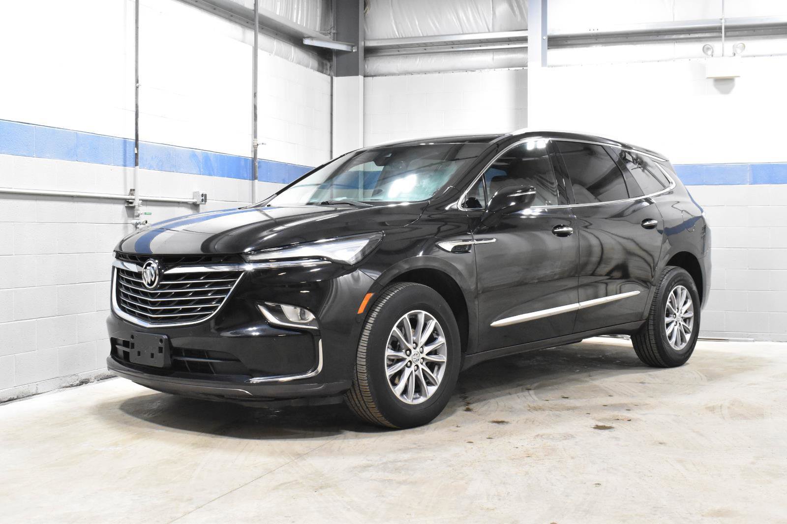 Used 2023 Buick Enclave Essence image 2