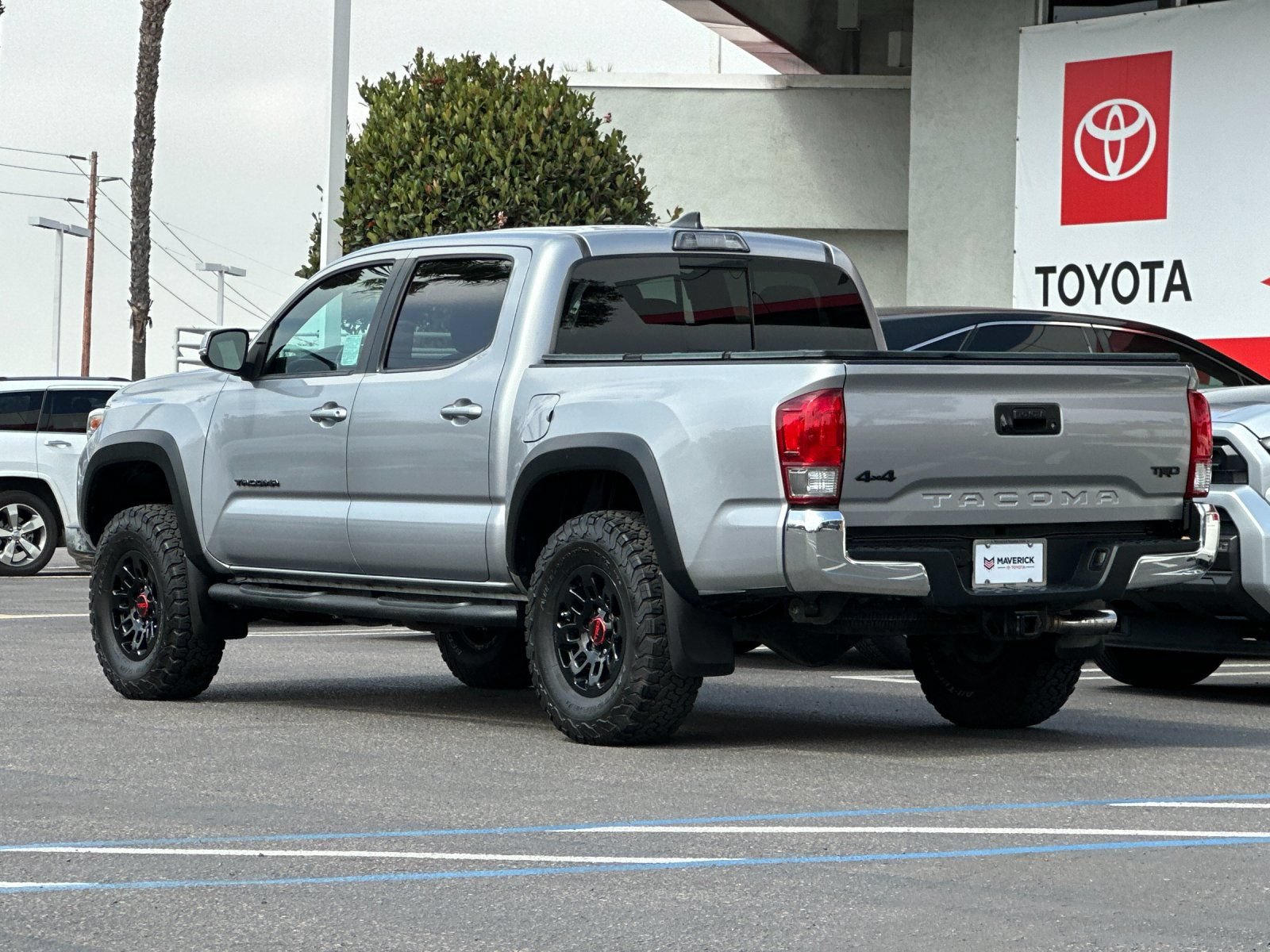 Used 2017 Toyota Tacoma TRD Off-Road w/ Tow Package (A/T) AWD/4WD image 3