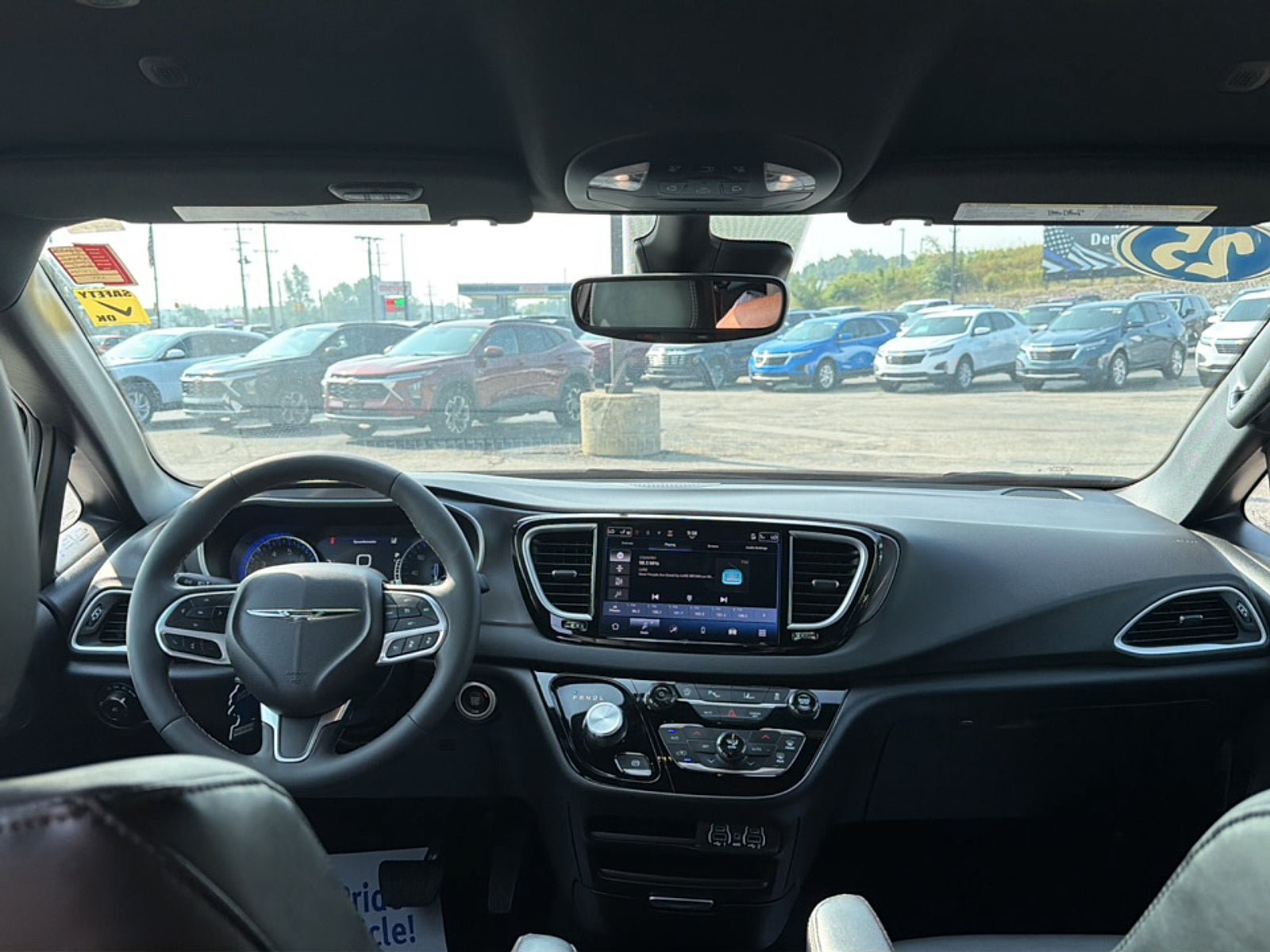 Used 2025 Chrysler Pacifica Select FWD image 19