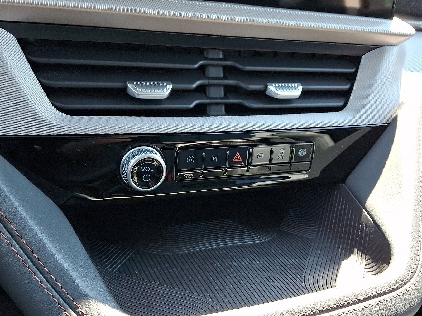 Certified 2025 Ford Explorer Active w/ Active Comfort Package AWD/4WD image 20