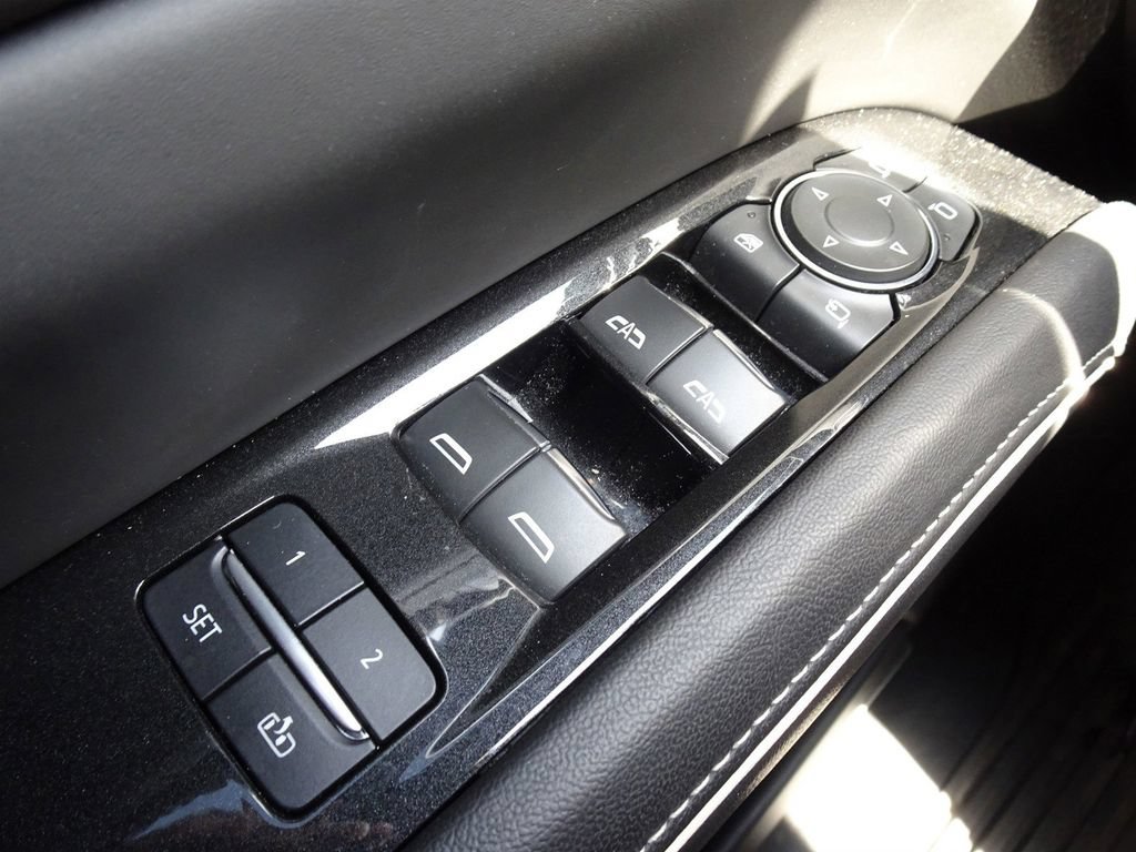 Used 2023 Cadillac Escalade V w/ LPO, ONYX Package AWD/4WD image 23