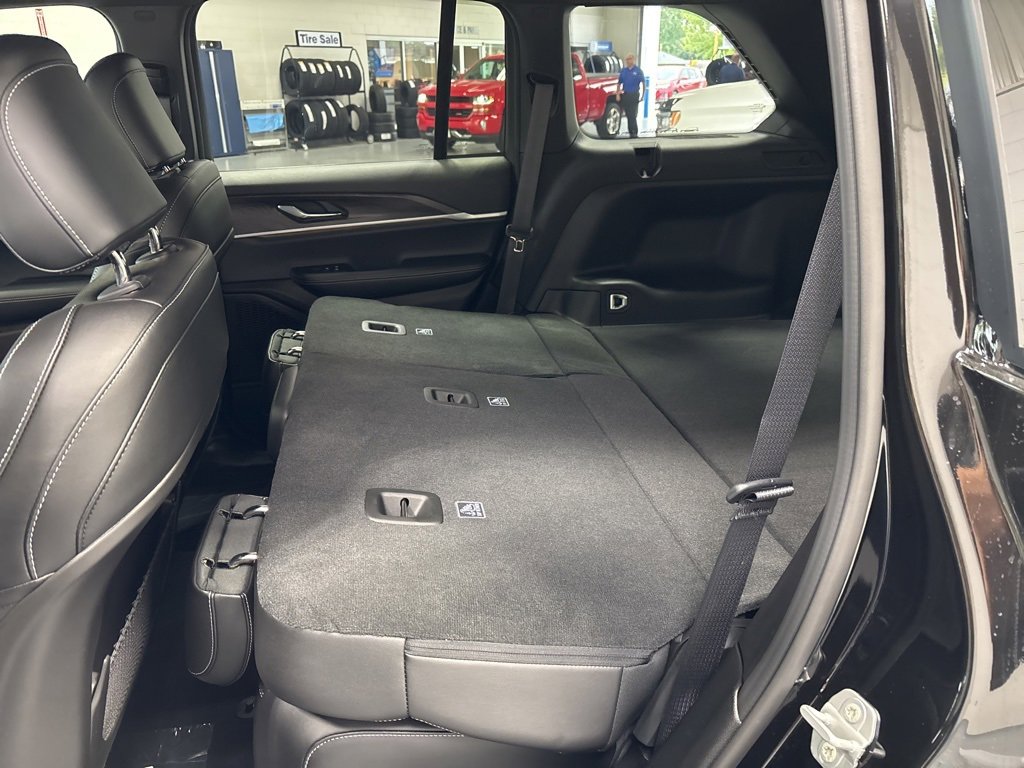 New 2025 Jeep Grand Cherokee Limited w/ Black Appearance Package image 36