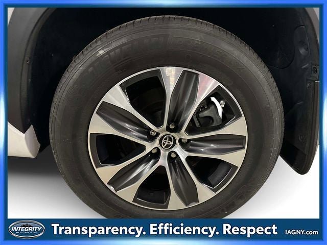 Used 2022 Toyota Highlander XLE AWD/4WD image 13