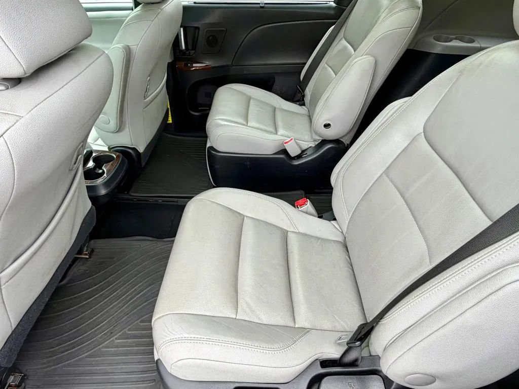 Used 2015 Toyota Sienna Limited Premium FWD image 14