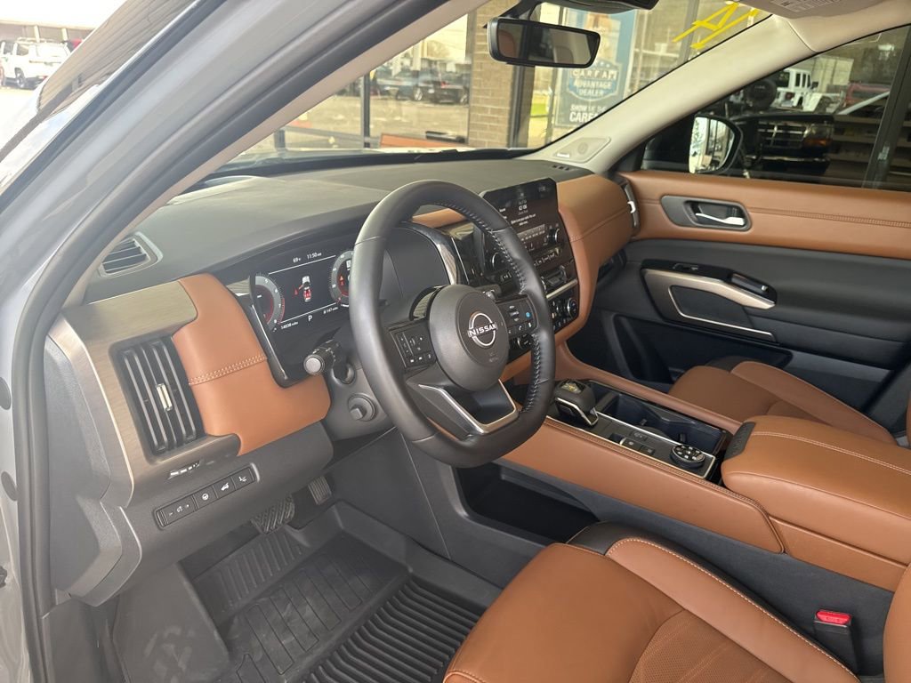 Used 2025 Nissan Pathfinder Platinum AWD/4WD image 9