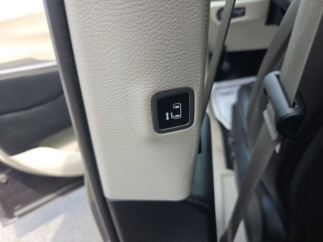 Used 2023 Chrysler Pacifica Touring-L FWD image 40