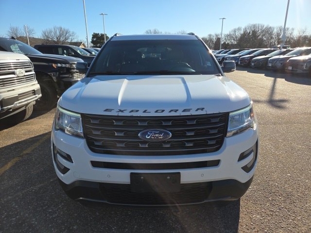 Used 2017 Ford Explorer XLT w/ Equipment Group 202A image 7