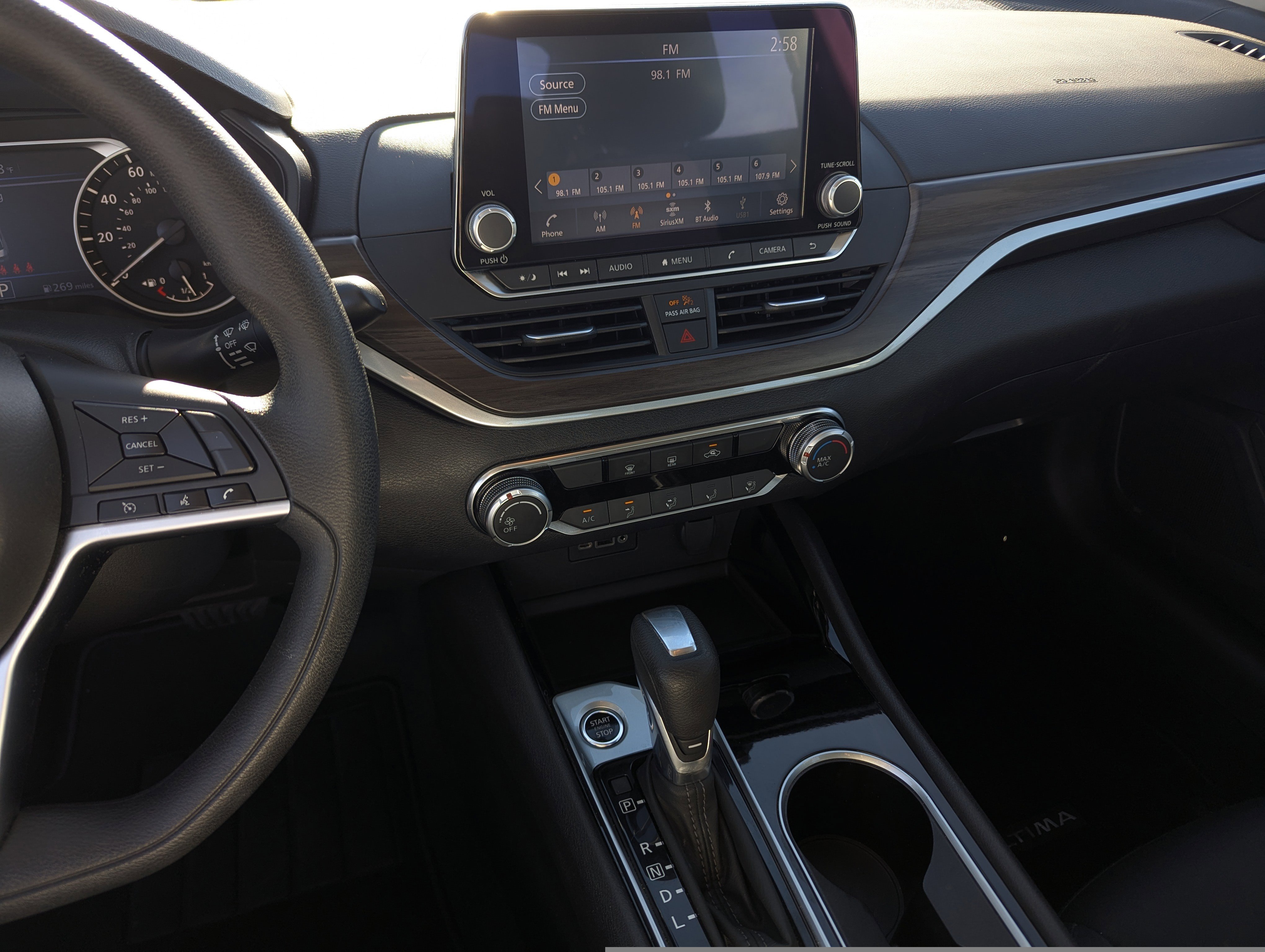 Used 2024 Nissan Altima 2.5 SV image 10