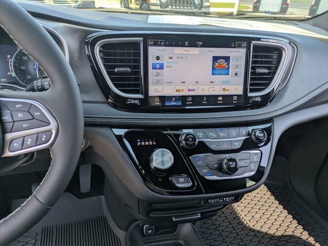 New 2025 Chrysler Pacifica Select image 24