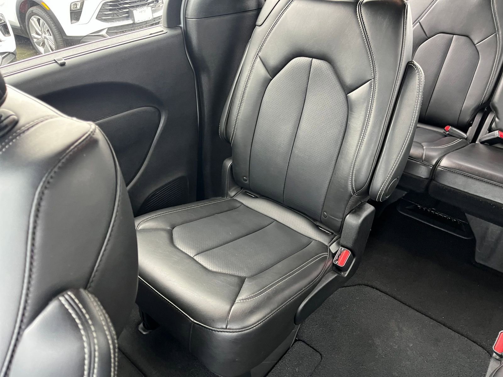 Used 2025 Chrysler Pacifica Select image 42