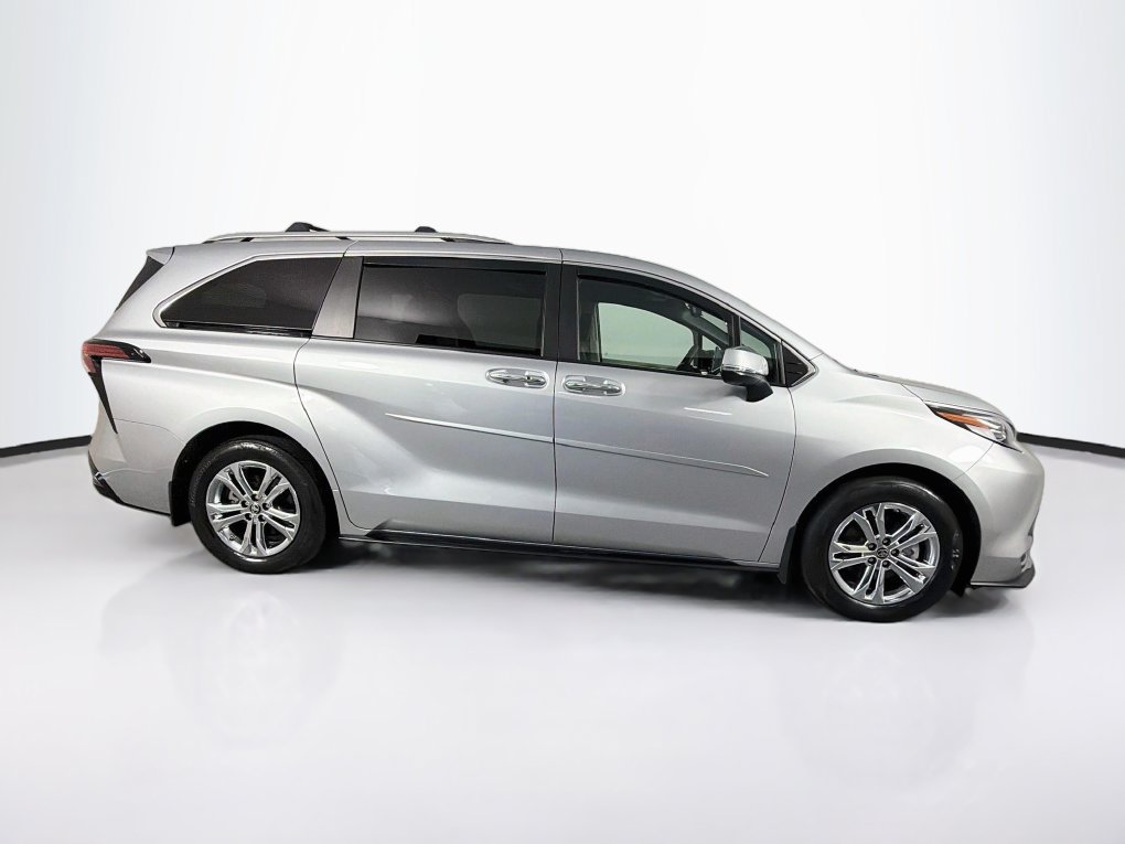 Used 2023 Toyota Sienna Platinum AWD/4WD image 10