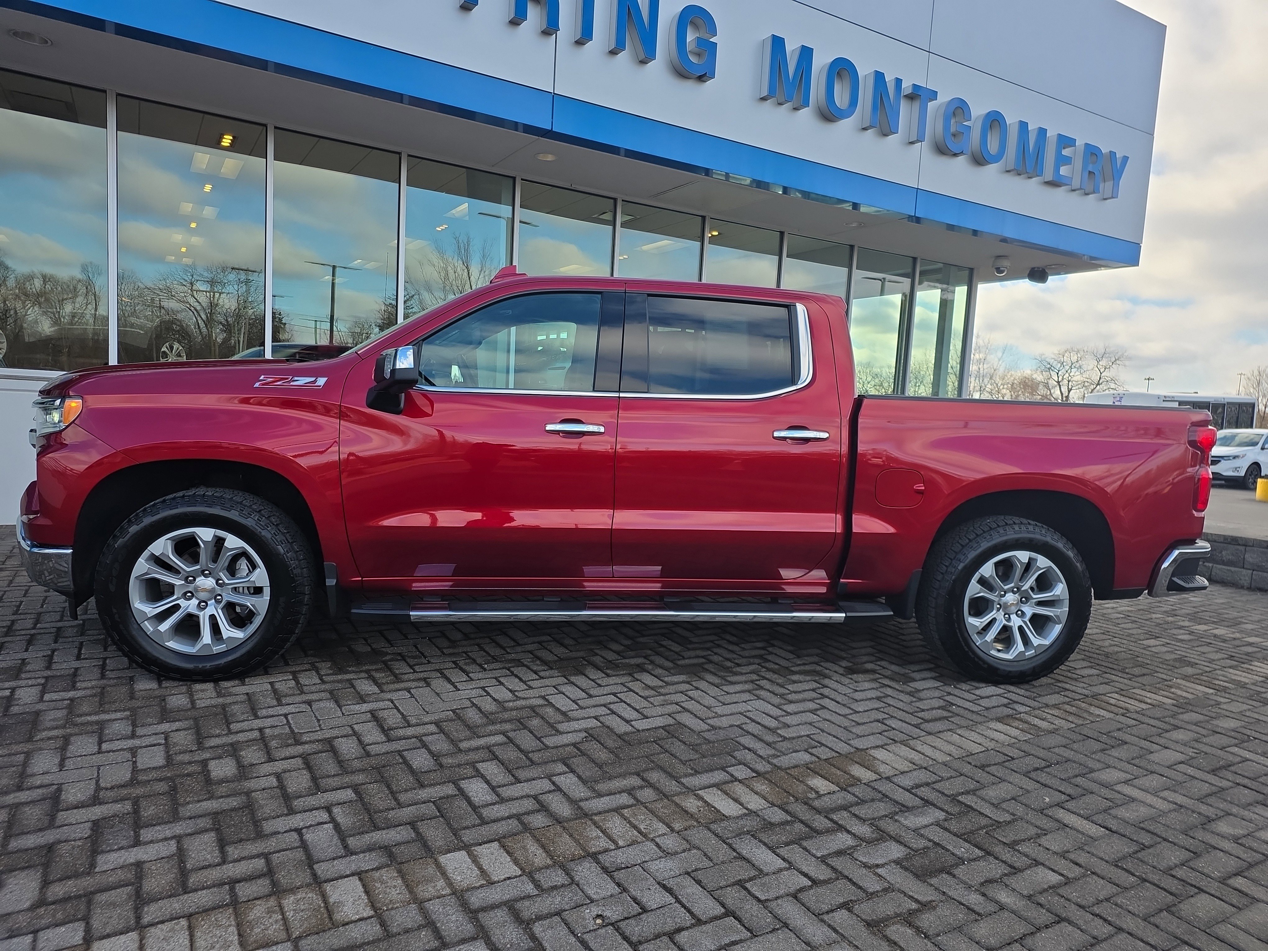 Used 2025 Chevrolet Silverado 1500 LTZ image 2