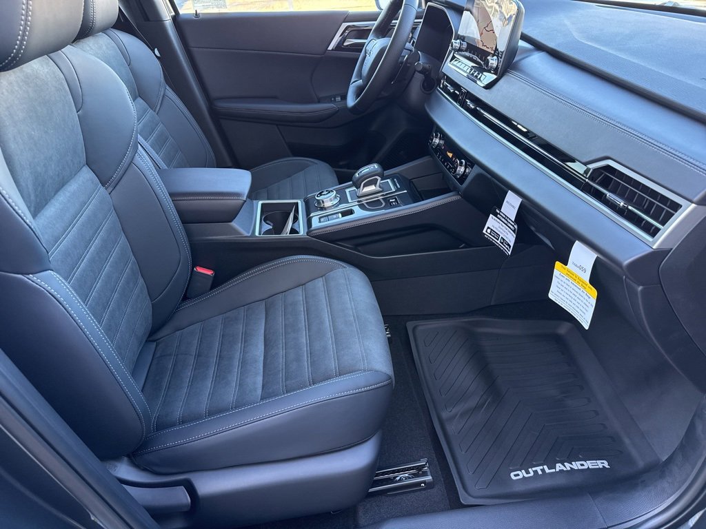 New 2025 Mitsubishi Outlander SE image 24