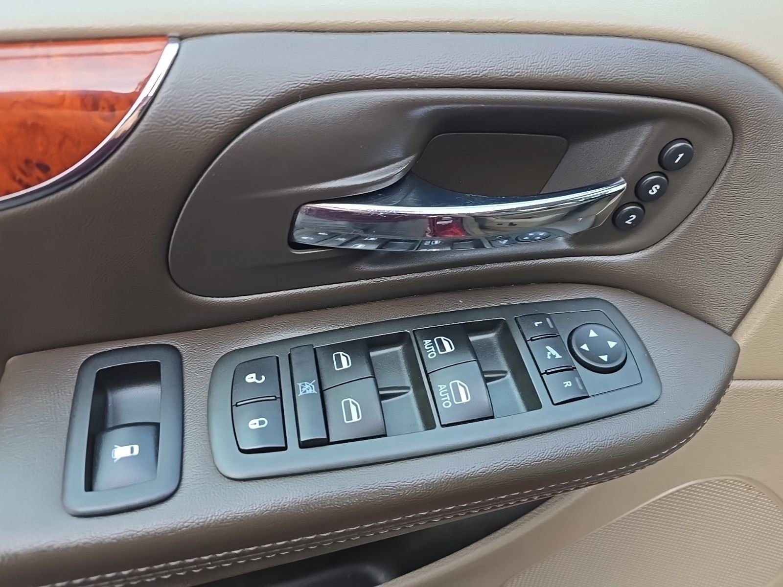 Used 2013 Chrysler Town & Country Limited w/ Luxury Group FWD image 16