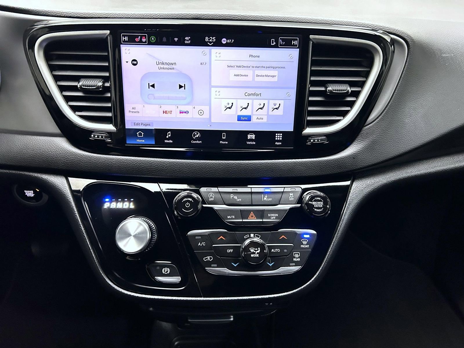 Used 2025 Chrysler Pacifica Select image 13