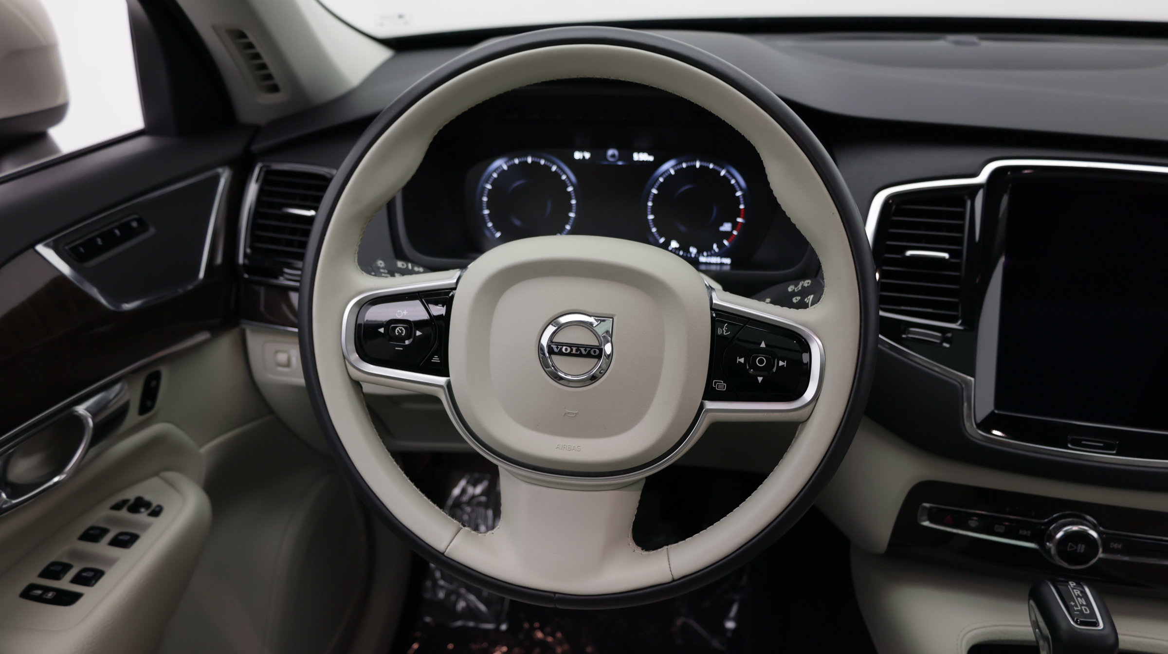 Used 2016 Volvo XC90 T6 Momentum w/ Momentum Plus Package AWD/4WD image 28