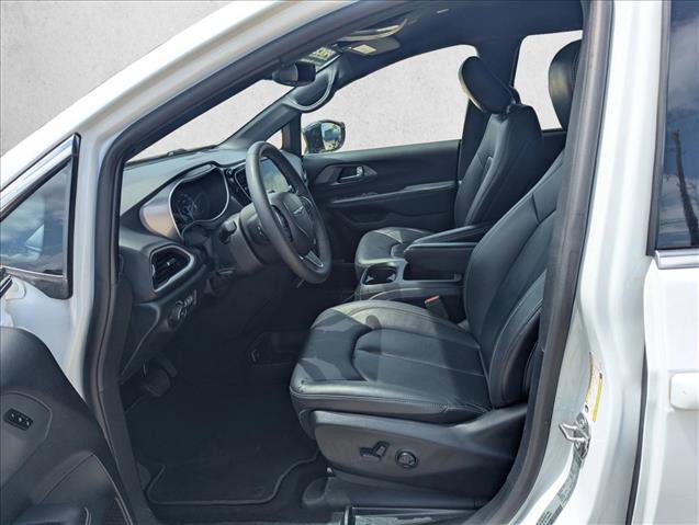 Used 2025 Chrysler Pacifica Select image 15