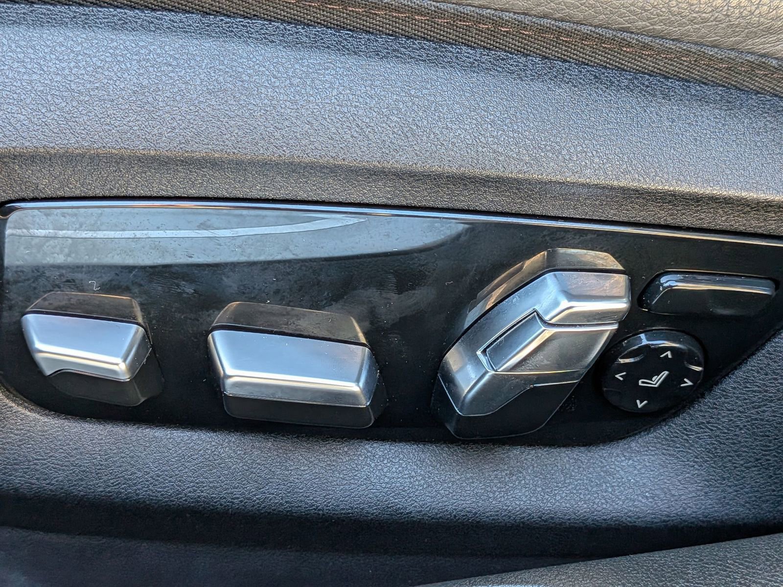 Used 2022 BMW 740i xDrive w/ M Sport Package image 16