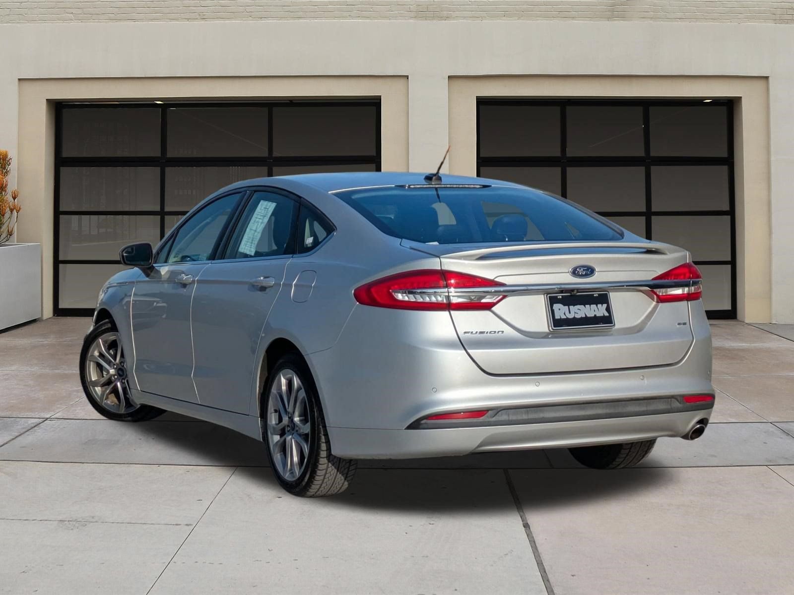 Used 2017 Ford Fusion SE w/ Equipment Group 201A FWD image 3