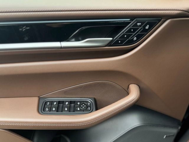 New 2026 Porsche Macan 4 Electric image 14