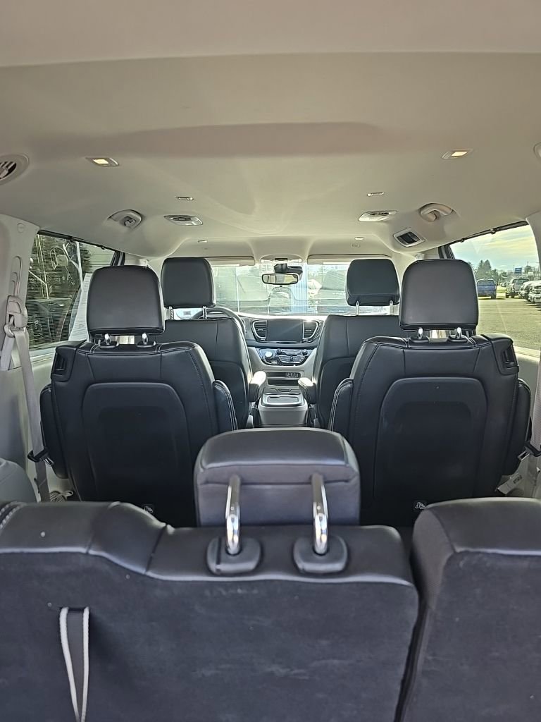 Used 2024 Chrysler Pacifica Touring-L image 8