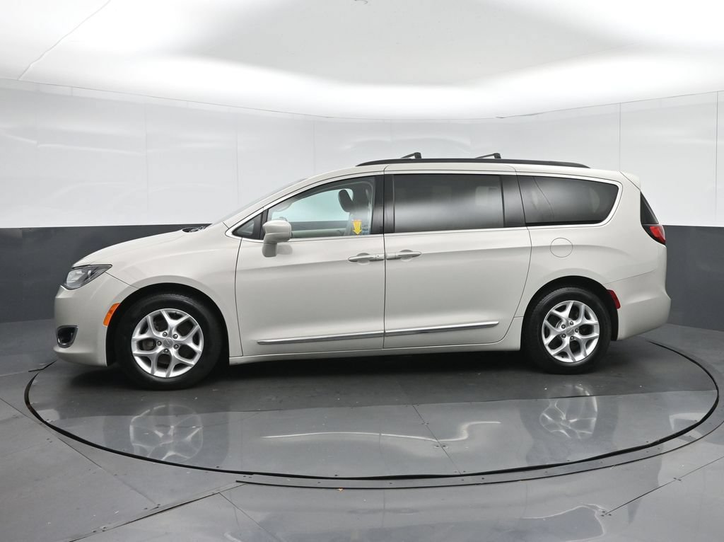 Used 2017 Chrysler Pacifica Touring-L w/ Tire & Wheel Group FWD image 4