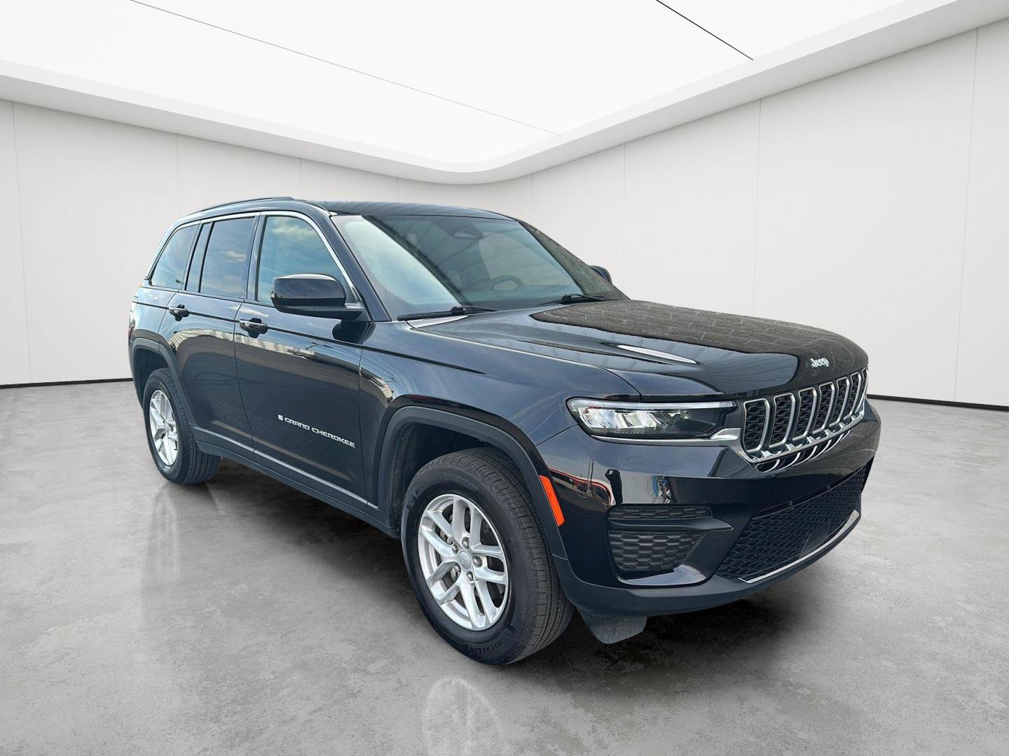 Used 2025 Jeep Grand Cherokee Laredo X w/ Luxury Tech Group I AWD/4WD image 3
