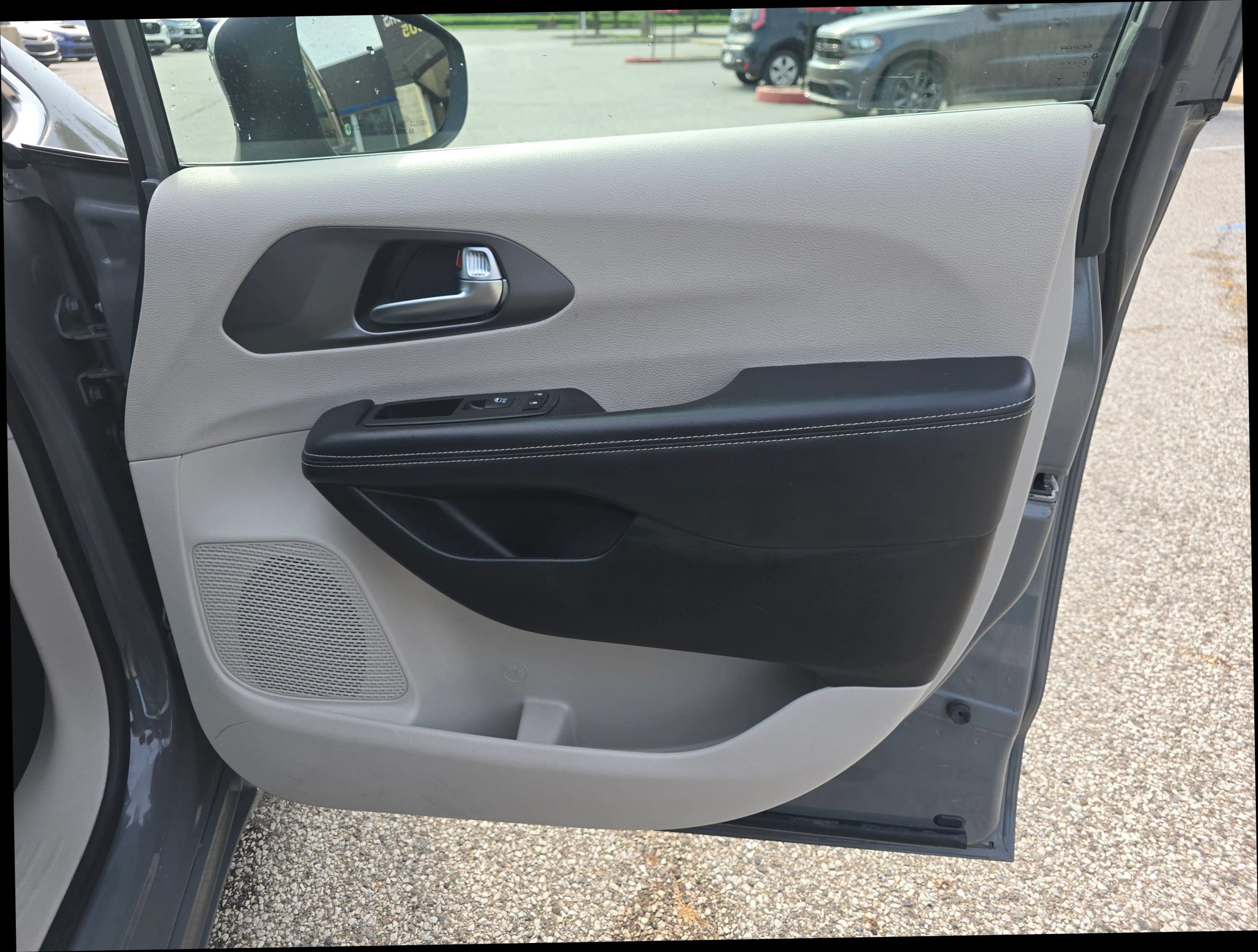 Used 2023 Chrysler Pacifica Touring-L FWD image 20