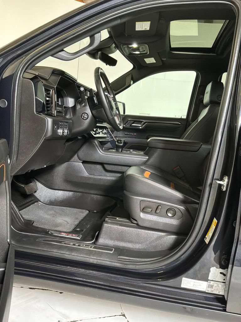 Used 2025 GMC Sierra 1500 AT4 w/ Technology Package AWD/4WD image 11