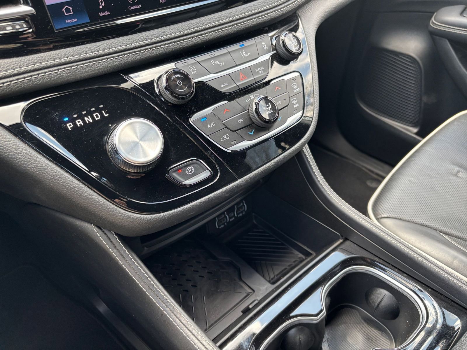 Used 2025 Chrysler Pacifica Limited image 46