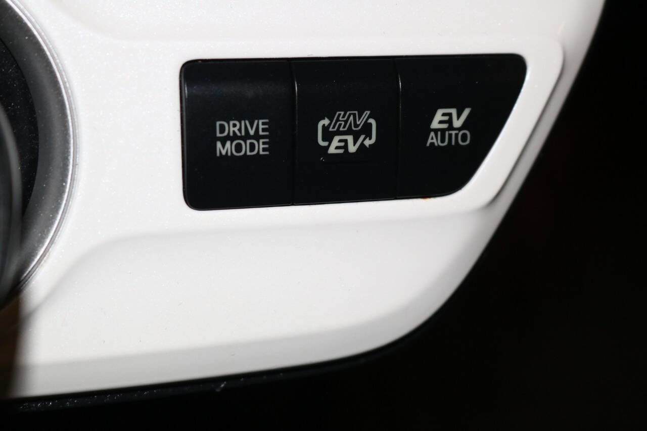 Used 2017 Toyota Prius Prime Advanced image 61