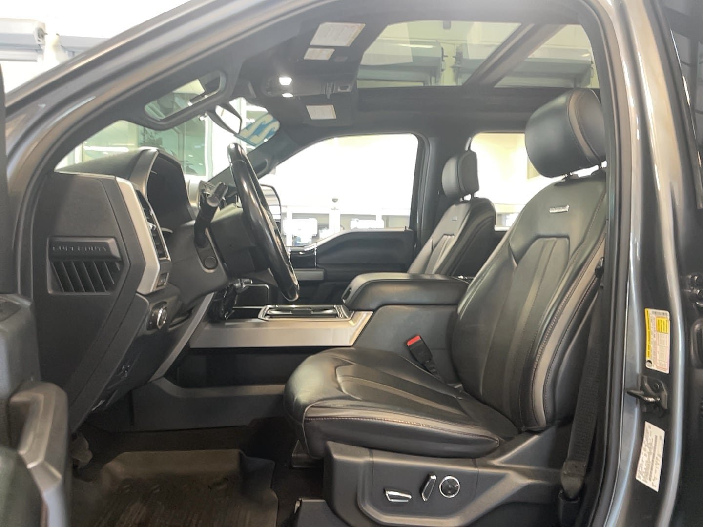 Used 2022 Ford F250 Platinum w/ FX4 Off-Road Package AWD/4WD image 7