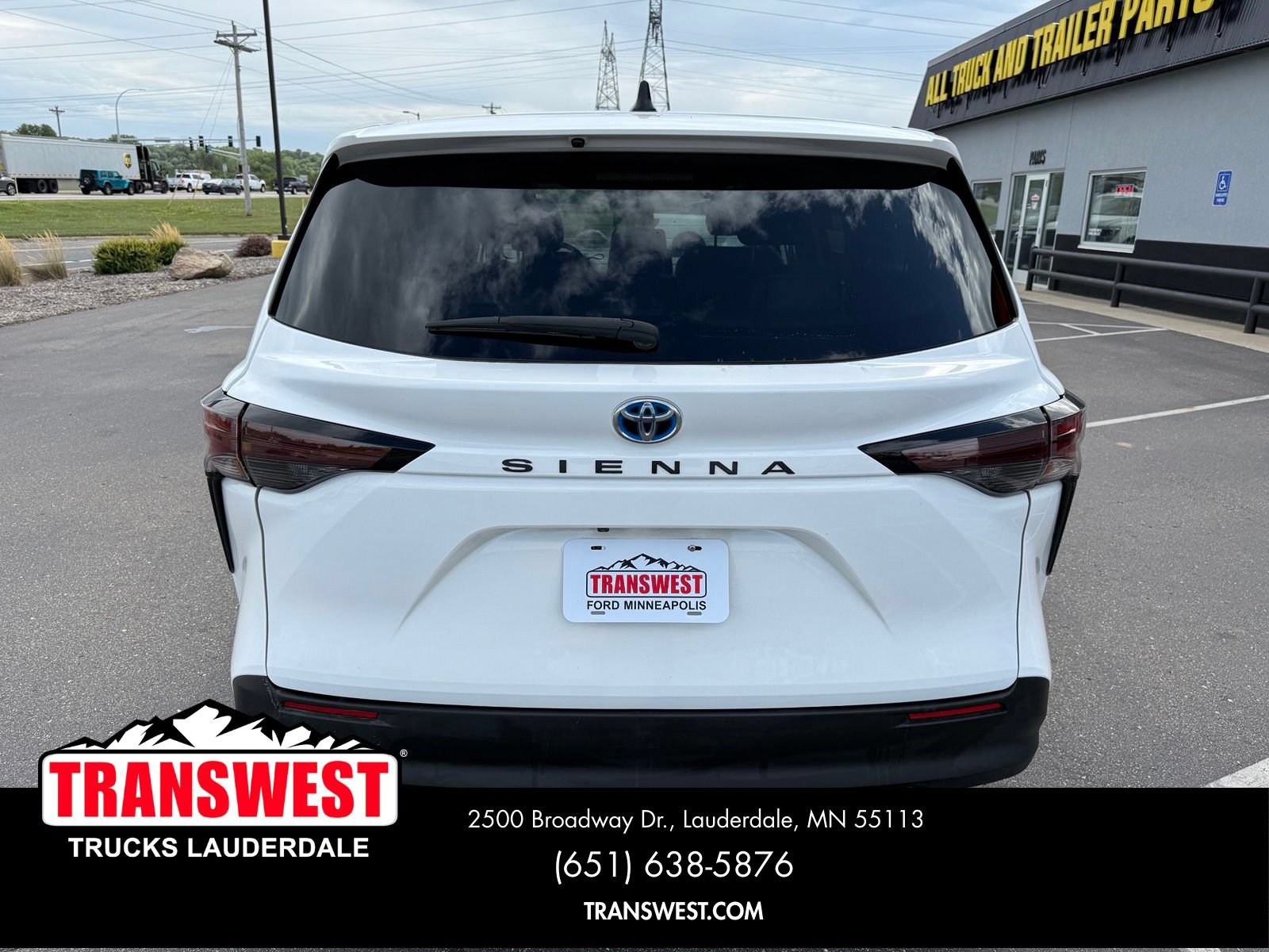 Used 2024 Toyota Sienna LE AWD/4WD image 15
