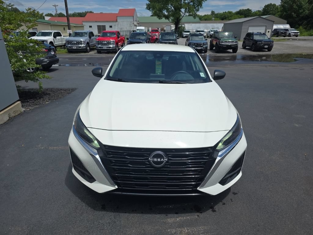 Used 2025 Nissan Altima 2.5 SV FWD image 3