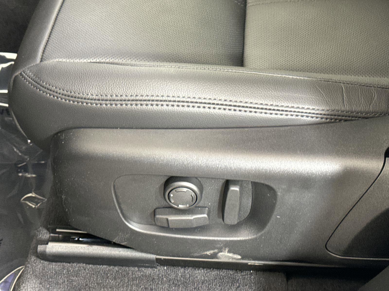 Certified 2025 Land Rover Range Rover Velar Dynamic SE image 26