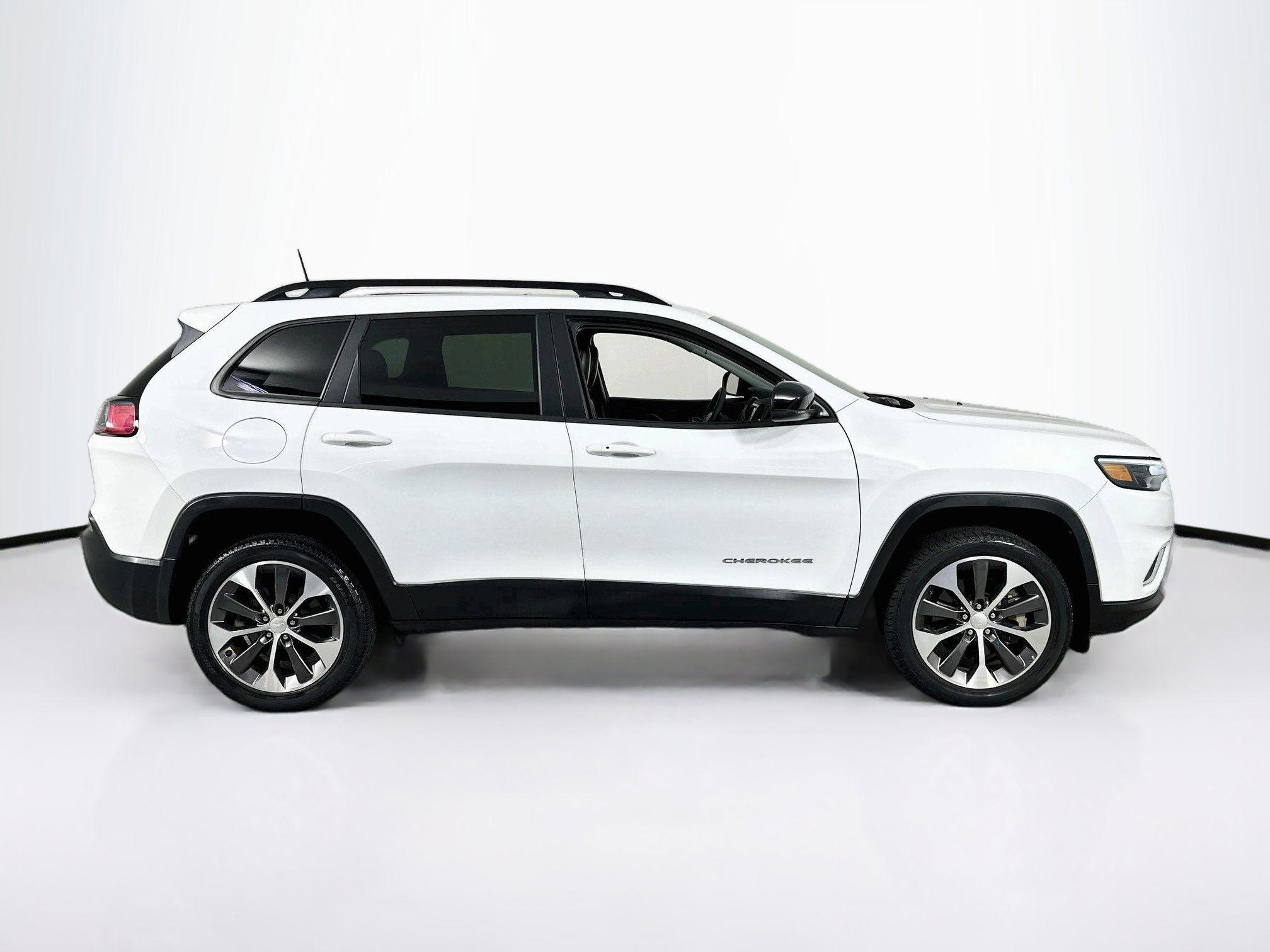 Used 2022 Jeep Cherokee Limited w/ Elite Package AWD/4WD image 4