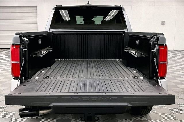 Used 2025 Toyota Tacoma SR5 AWD/4WD image 33