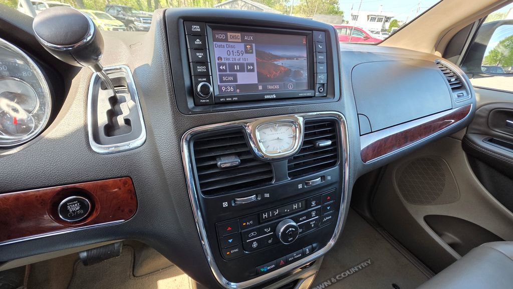 Used 2013 Chrysler Town & Country Touring-L w/ Entertainment Group #2 image 14