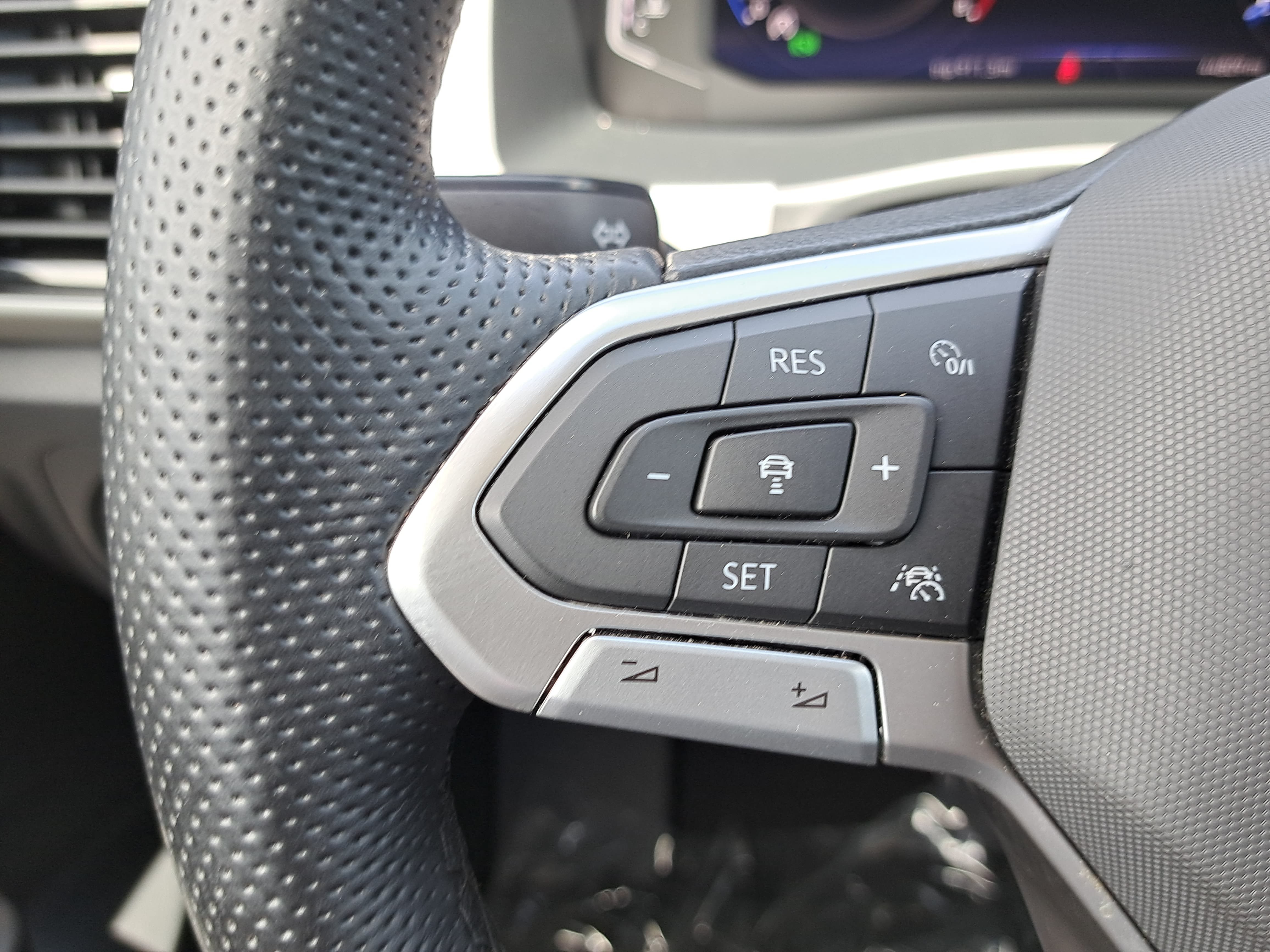 Certified 2022 Volkswagen Atlas SEL R-Line AWD/4WD image 18